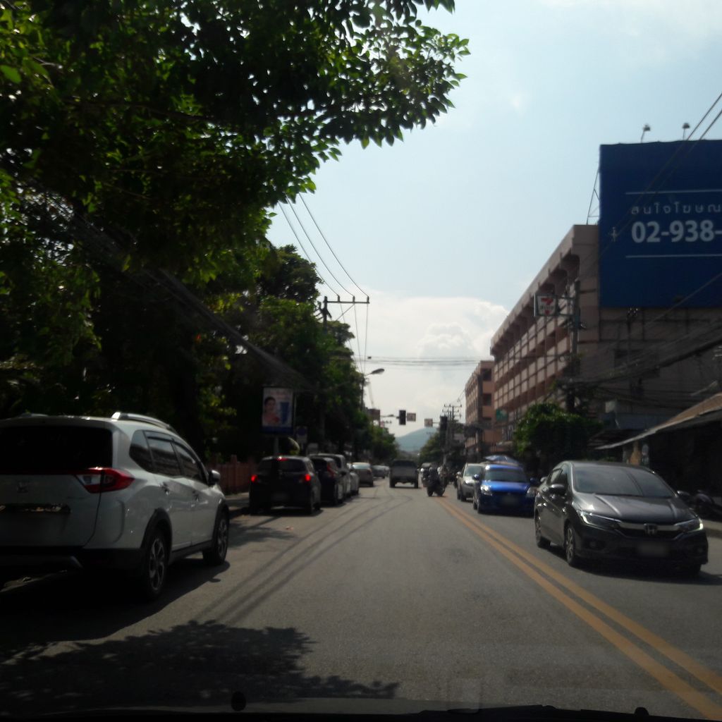 ภาพถนนตรงที่ Helmet2Home ตั้งอยู่ ถ่ายโดย superbate พ.ศ. 2561 (2018) · A street-level view of where Helmet2Home stands, by superbate in 2561 (2018)