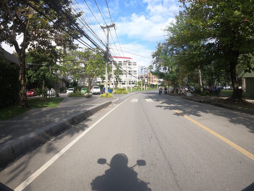 ภาพถนนตรงที่ ตึกเคมี ตั้งอยู่ ถ่ายโดย chanuwath_grab พ.ศ. 2562 (2019) · A street-level view of where ตึกเคมี · Tuekkhemi stands, by chanuwath_grab in 2562 (2019)
