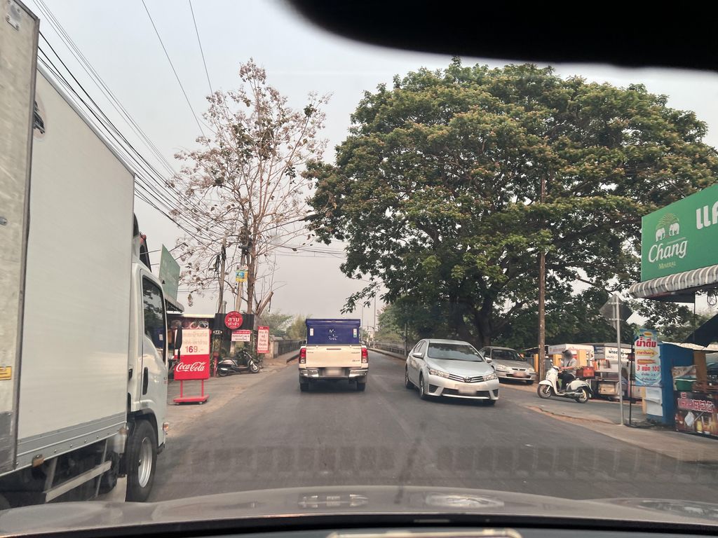 ภาพถนนตรงที่ ร้านแว่นตา ตั้งอยู่ ถ่ายโดย lin_wang พ.ศ. 2567 (2024) · A street-level view of where ร้านแว่นตา · Ran Waenta stands, by lin_wang in 2567 (2024)