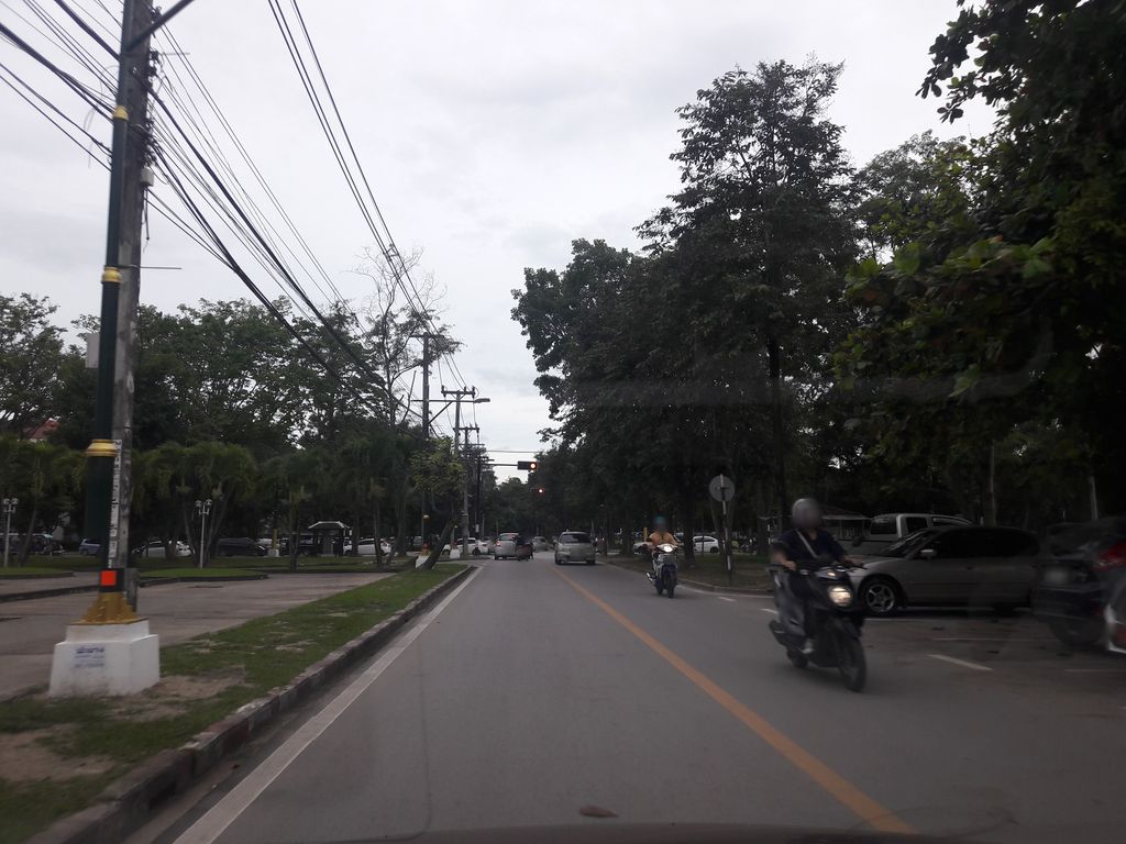 ภาพถนนตรงที่ ที่จอดรถมอเตอร์ไซค์ ตั้งอยู่ ถ่ายโดย ratchaphat พ.ศ. 2561 (2018) · A street-level view of where ที่จอดรถมอเตอร์ไซค์ · Thi Chot Rot Motorcycle stands, by ratchaphat in 2561 (2018)