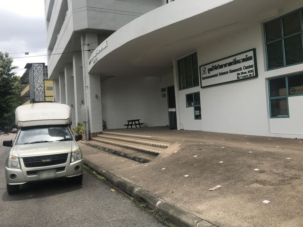 ภาพถนนตรงที่ ร้านถ่ายเอกสาร ตั้งอยู่ ถ่ายโดย scramhorn พ.ศ. 2565 (2022) · A street-level view of where ร้านถ่ายเอกสาร · Ran Thaieksan stands, by scramhorn in 2565 (2022)