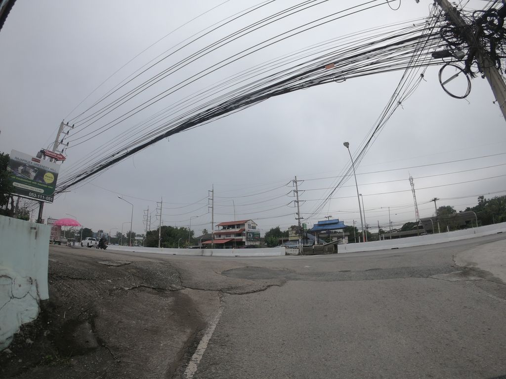 ภาพถนนตรงที่ บริษัท นิยมพาณิชย์ ตั้งอยู่ ถ่ายโดย chanuwath_grab พ.ศ. 2562 (2019) · A street-level view of where Niyom Phanit stands, by chanuwath_grab in 2562 (2019)