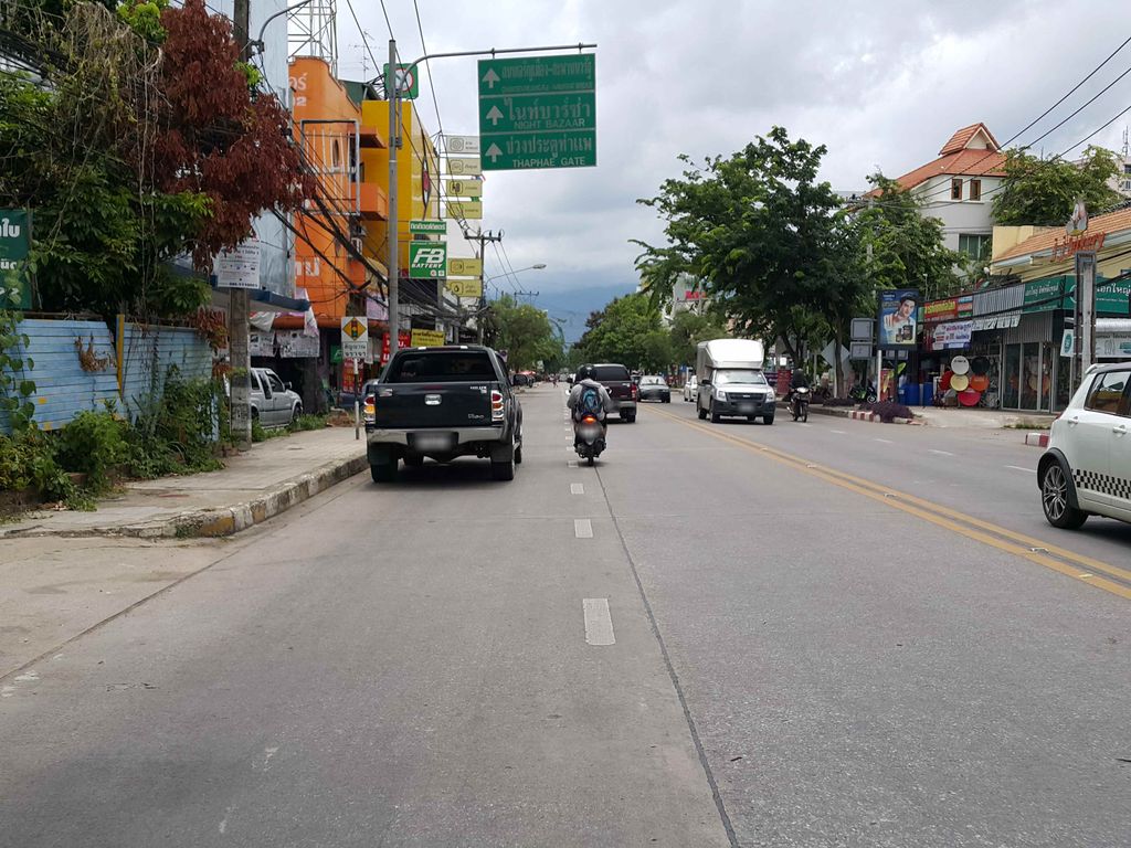 ภาพถนนตรงที่ Chang Moto ตั้งอยู่ ถ่ายโดย jrcarlsen พ.ศ. 2558 (2015) · A street-level view of where Chang Moto stands, by jrcarlsen in 2558 (2015)