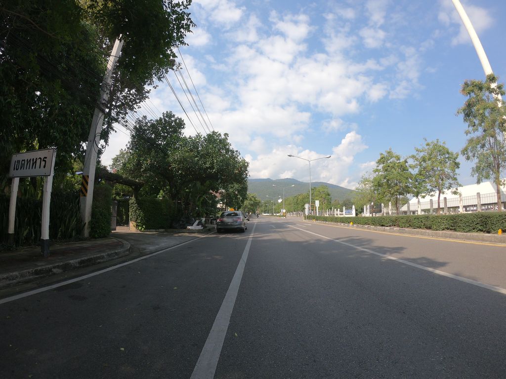 ภาพถนนตรงที่ Cafe de Oasis parking ตั้งอยู่ ถ่ายโดย chanuwath_grab พ.ศ. 2562 (2019) · A street-level view of where Cafe de Oasis parking stands, by chanuwath_grab in 2562 (2019)