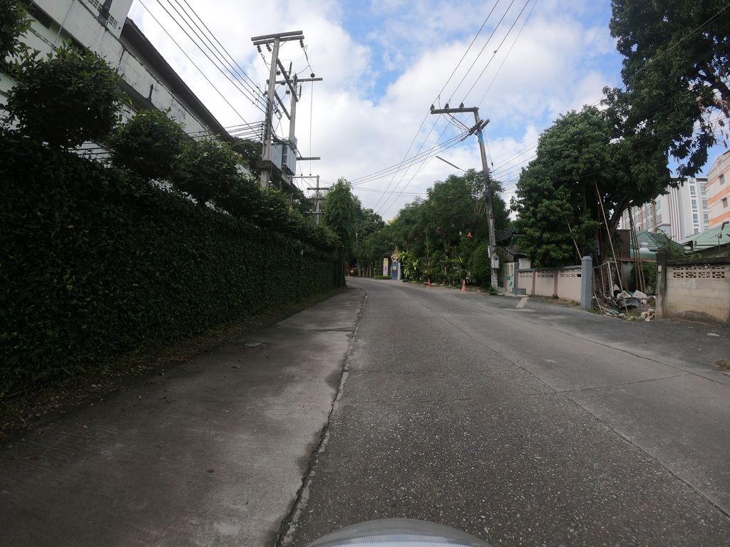 ภาพถนนตรงที่ ที่จอดรถ · นอกเวียง ทางตะวันตกเฉียงเหนือ ห่างคูเมือง 2.0 กม. ตั้งอยู่ ถ่ายโดย chanuwath_grab พ.ศ. 2562 (2019) · A street-level view of where Parking · Outside the moat to the north-west, 2.0 km from the water stands, by chanuwath_grab in 2562 (2019)