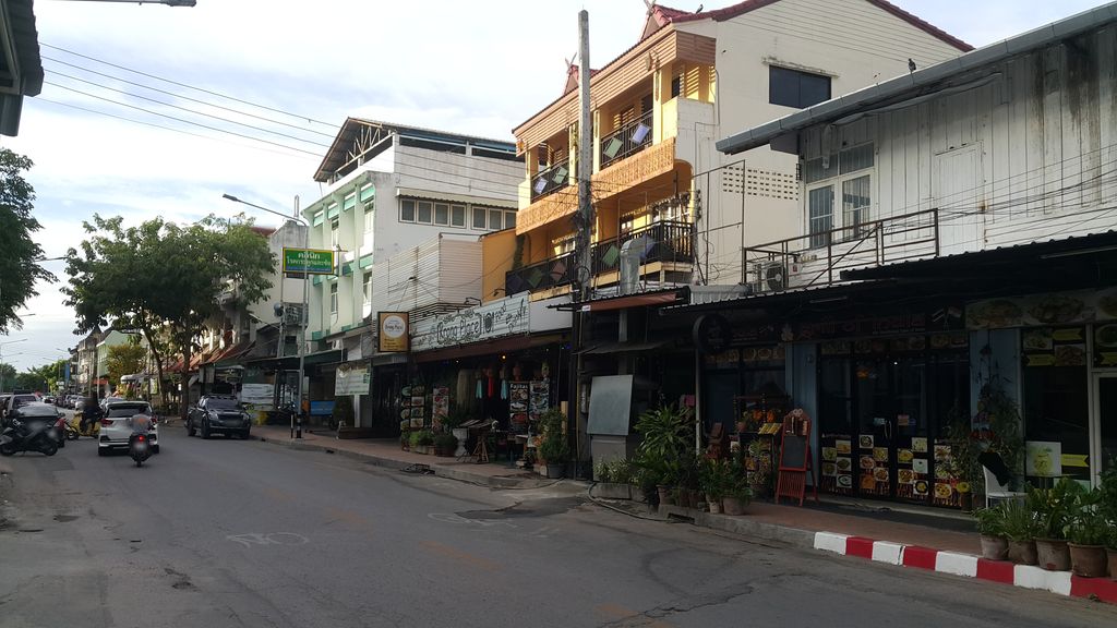 ภาพถนนตรงที่ แจ่งเมือง ตั้งอยู่ ถ่ายโดย jrcarlsen พ.ศ. 2562 (2019) · A street-level view of where Jangmuang Gallery House stands, by jrcarlsen in 2562 (2019)
