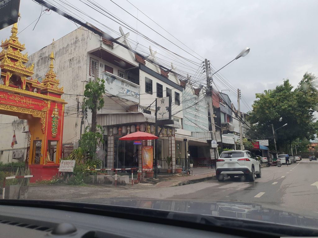 ภาพถนนตรงที่ Baby's Corner ตั้งอยู่ ถ่ายโดย jrcarlsen พ.ศ. 2566 (2023) · A street-level view of where Baby's Corner stands, by jrcarlsen in 2566 (2023)