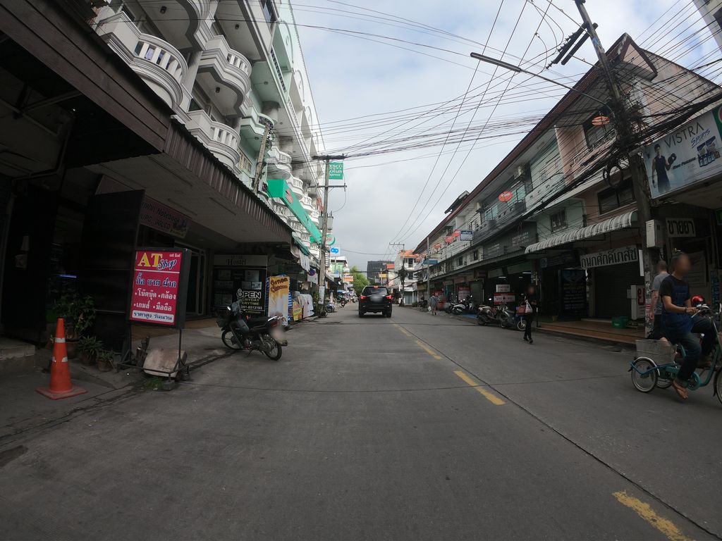 ภาพถนนตรงที่ แว่นท็อปเจริญ ตั้งอยู่ ถ่ายโดย chanuwath_grab พ.ศ. 2562 (2019) · A street-level view of where Top Charoen Optical stands, by chanuwath_grab in 2562 (2019)