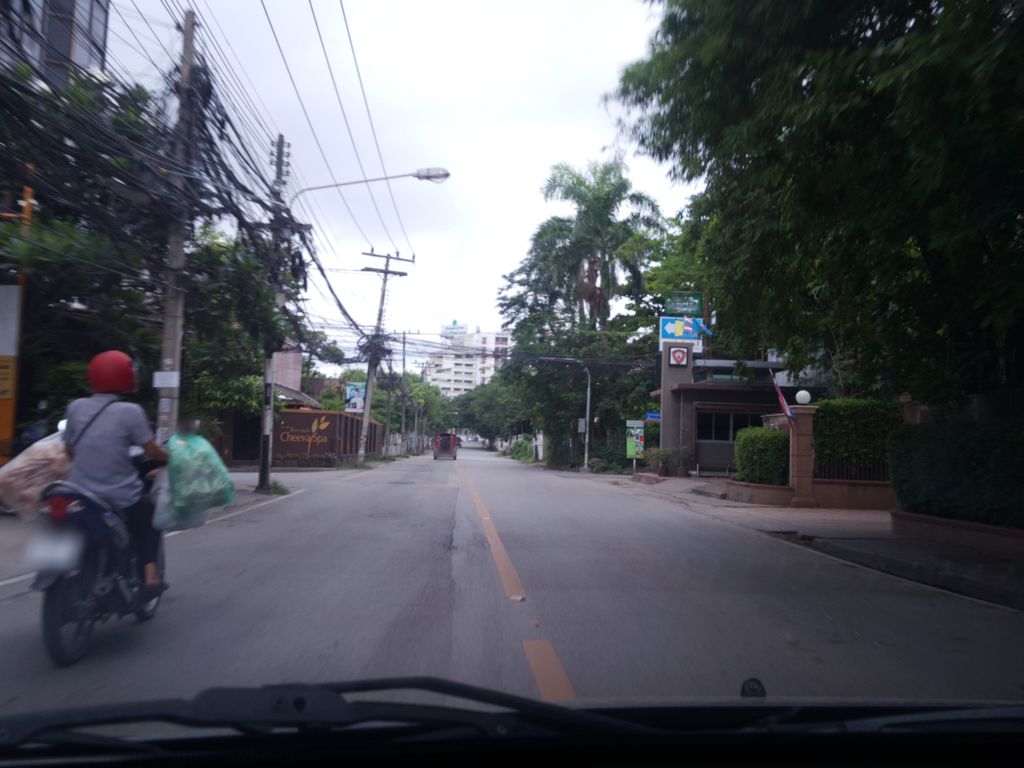 ภาพถนนตรงที่ Bikini ตั้งอยู่ ถ่ายโดย wapriz พ.ศ. 2561 (2018) · A street-level view of where Bikini stands, by wapriz in 2561 (2018)