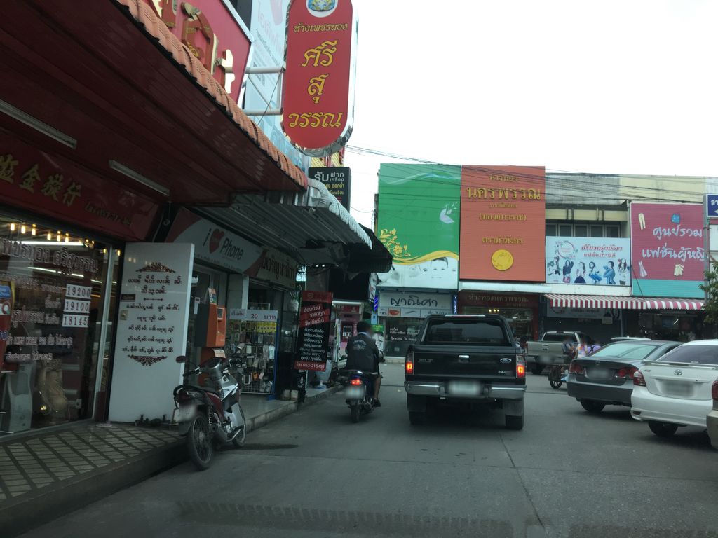 ภาพถนนตรงที่ ลานจอดรถ · นอกเวียง ทางเหนือ ห่างคูเมือง 990 ม. ตั้งอยู่ ถ่ายโดย wapriz พ.ศ. 2561 (2018) · A street-level view of where Car park · Outside the moat to the north, 990 m from the water stands, by wapriz in 2561 (2018)