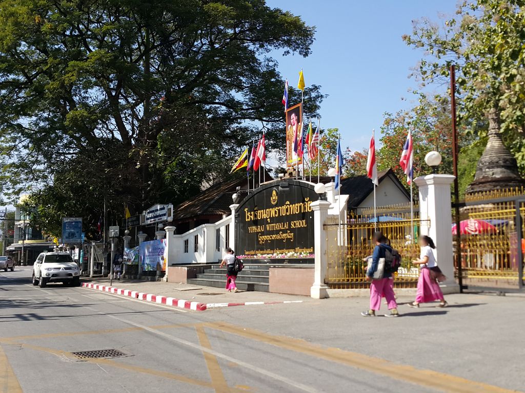 ภาพถนนตรงที่ ลานจอดรถ · ใกล้ประตูท่าแพ 570 ม. ตั้งอยู่ ถ่ายโดย jrcarlsen พ.ศ. 2558 (2015) · A street-level view of where Car park · 570 m from Tha Phae Gate stands, by jrcarlsen in 2558 (2015)