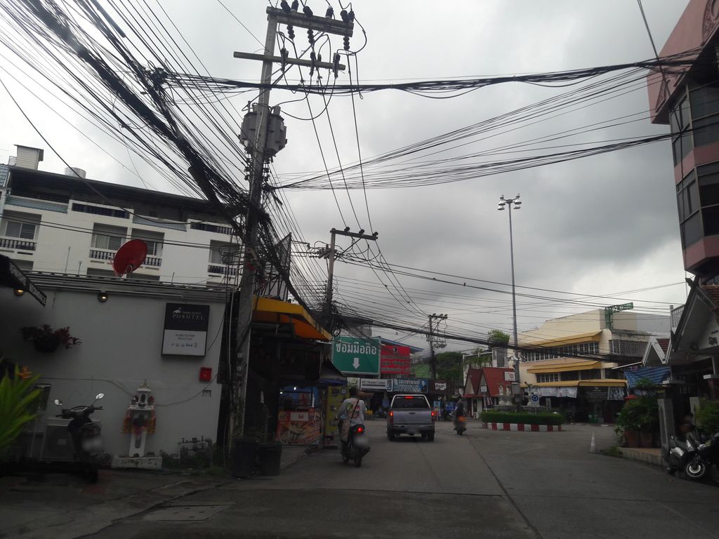 ภาพถนนตรงที่ ลานจอดรถ · นอกเวียง ทางตะวันตกเฉียงเหนือ ห่างคูเมือง 720 ม. ตั้งอยู่ ถ่ายโดย superbate พ.ศ. 2561 (2018) · A street-level view of where Car park · Outside the moat to the north-west, 720 m from the water stands, by superbate in 2561 (2018)