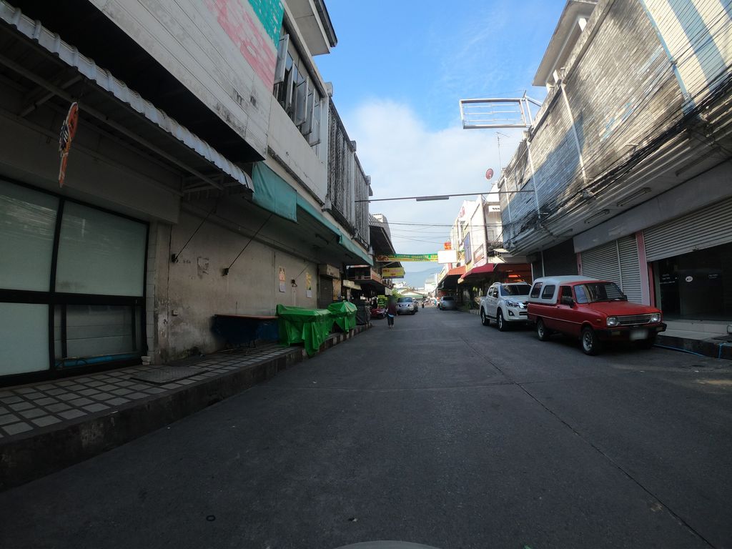 ภาพถนนตรงที่ แว่นท็อปเจริญ ตั้งอยู่ ถ่ายโดย chanuwath_grab พ.ศ. 2562 (2019) · A street-level view of where Top Charoen Optical stands, by chanuwath_grab in 2562 (2019)