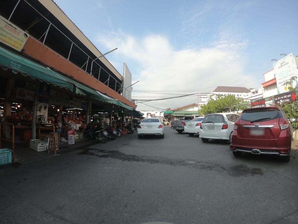 ภาพถนนตรงที่ ลานจอดรถ · นอกเวียง ทางเหนือ ห่างคูเมือง 1.0 กม. ตั้งอยู่ ถ่ายโดย chanuwath_grab พ.ศ. 2562 (2019) · A street-level view of where Car park · Outside the moat to the north, 1.0 km from the water stands, by chanuwath_grab in 2562 (2019)