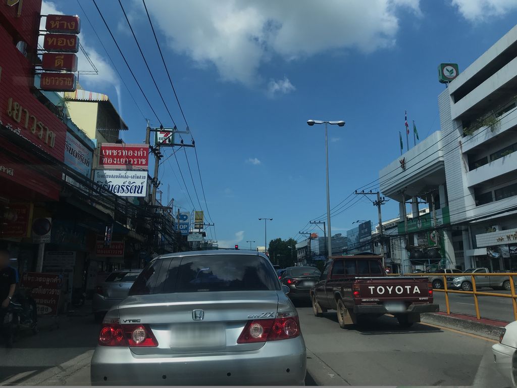 ภาพถนนตรงที่ แว่นบิวตี้ฟูล ตั้งอยู่ ถ่ายโดย prasert พ.ศ. 2561 (2018) · A street-level view of where Beautiful Optical stands, by prasert in 2561 (2018)