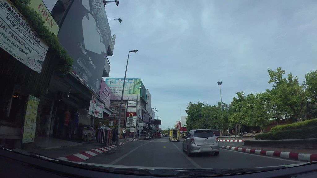 ภาพถนนตรงที่ แว่นท็อปเจริญ ตั้งอยู่ ถ่ายโดย kaart_3 พ.ศ. 2562 (2019) · A street-level view of where Top Charoen Optical stands, by kaart_3 in 2562 (2019)