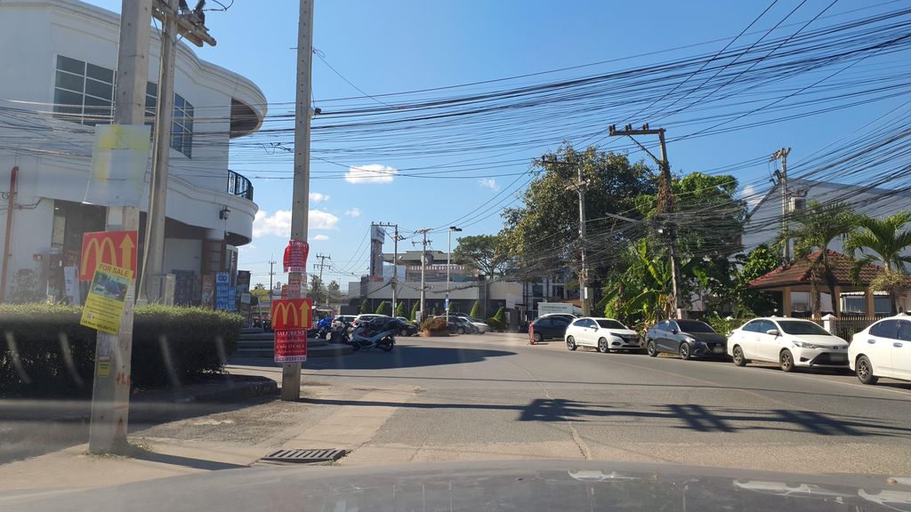 ภาพถนนตรงที่ P2 ตั้งอยู่ ถ่ายโดย jrcarlsen พ.ศ. 2565 (2022) · A street-level view of where P2 stands, by jrcarlsen in 2565 (2022)