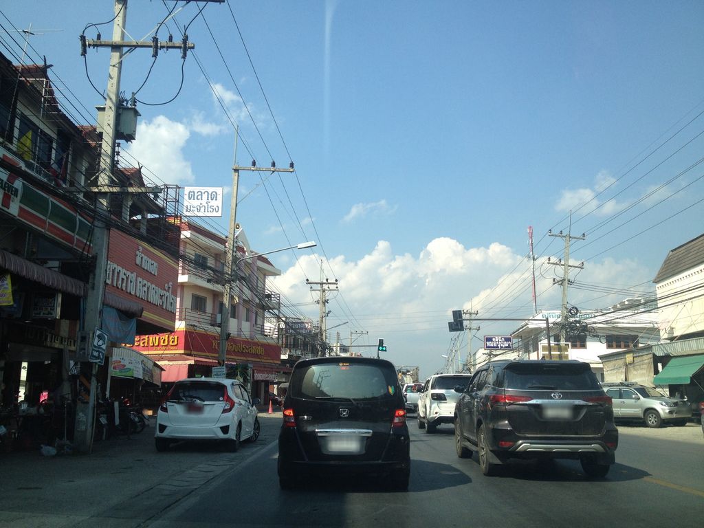 ภาพถนนตรงที่ แว่นท็อปเจริญ ตั้งอยู่ ถ่ายโดย jimwatana พ.ศ. 2558 (2015) · A street-level view of where Top Charoen Optical stands, by jimwatana in 2558 (2015)