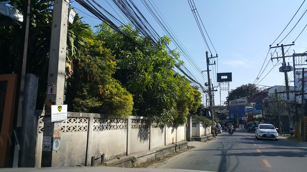 ภาพถนนตรงที่ สุชาติ เวสป้า ตั้งอยู่ ถ่ายโดย jrcarlsen พ.ศ. 2559 (2016) · A street-level view of where Suchart Vespa & Service stands, by jrcarlsen in 2559 (2016)