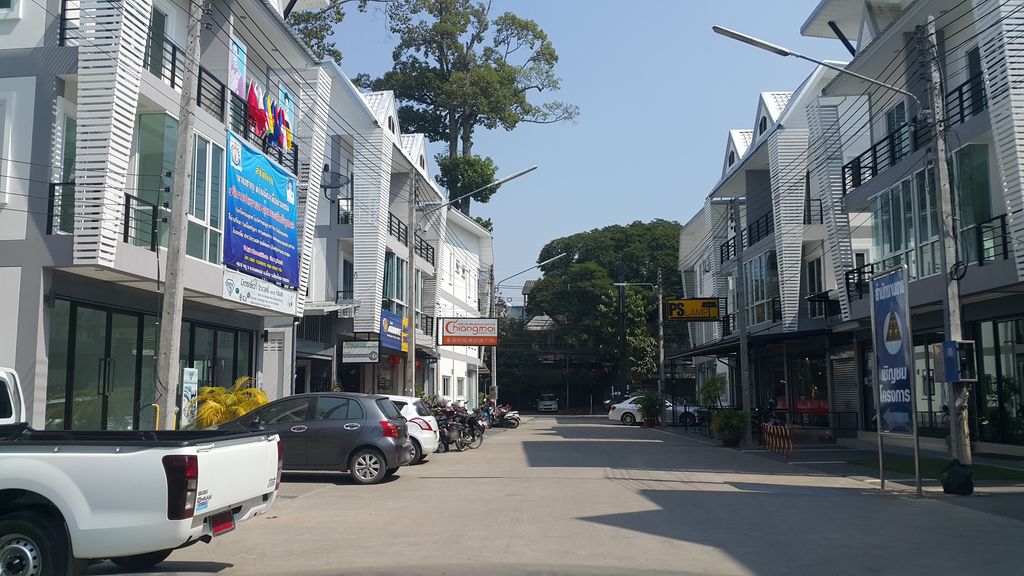 ภาพถนนตรงที่ Nong Hoi Municipality District Office ตั้งอยู่ ถ่ายโดย jrcarlsen พ.ศ. 2560 (2017) · A street-level view of where Nong Hoi Municipality District Office stands, by jrcarlsen in 2560 (2017)