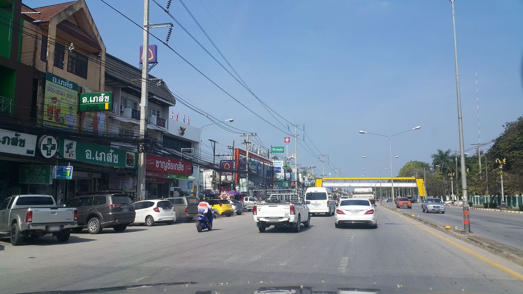 ภาพถนนตรงที่ แว่นท็อปเจริญ ตั้งอยู่ ถ่ายโดย jrcarlsen พ.ศ. 2562 (2019) · A street-level view of where Top Charoen Optical stands, by jrcarlsen in 2562 (2019)
