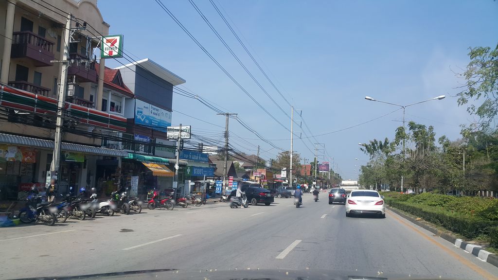 ภาพถนนตรงที่ แว่นท็อปเจริญ ตั้งอยู่ ถ่ายโดย jrcarlsen พ.ศ. 2562 (2019) · A street-level view of where Top Charoen Optical stands, by jrcarlsen in 2562 (2019)