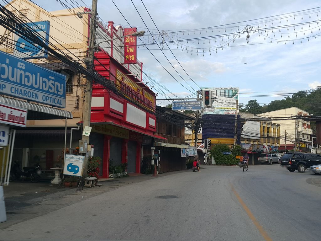 ภาพถนนตรงที่ แว่นท็อปเจริญ ตั้งอยู่ ถ่ายโดย jrcarlsen พ.ศ. 2558 (2015) · A street-level view of where Top Charoen Optical stands, by jrcarlsen in 2558 (2015)