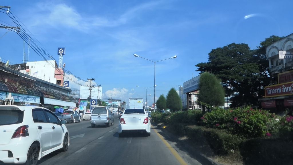 ภาพถนนตรงที่ แว่นท็อปเจริญ ตั้งอยู่ ถ่ายโดย charlesano พ.ศ. 2561 (2018) · A street-level view of where Top Charoen Optical stands, by charlesano in 2561 (2018)