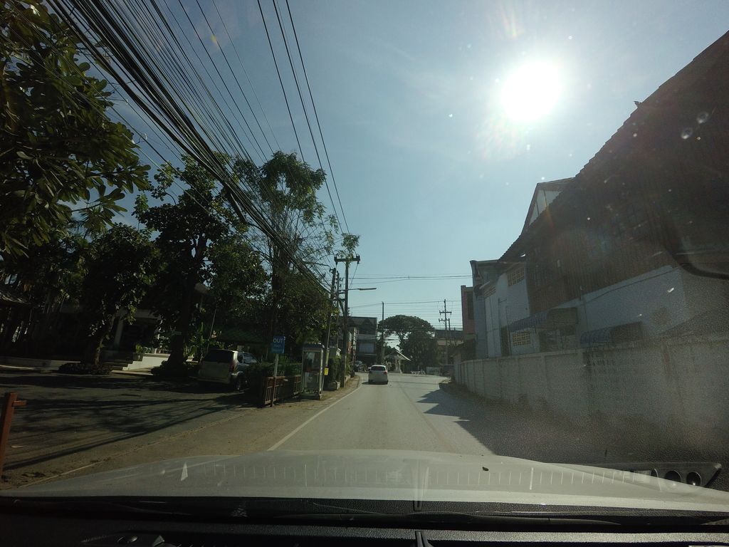 ภาพถนนตรงที่ Baan Celadon ตั้งอยู่ ถ่ายโดย mishari พ.ศ. 2563 (2020) · A street-level view of where Baan Celadon stands, by mishari in 2563 (2020)