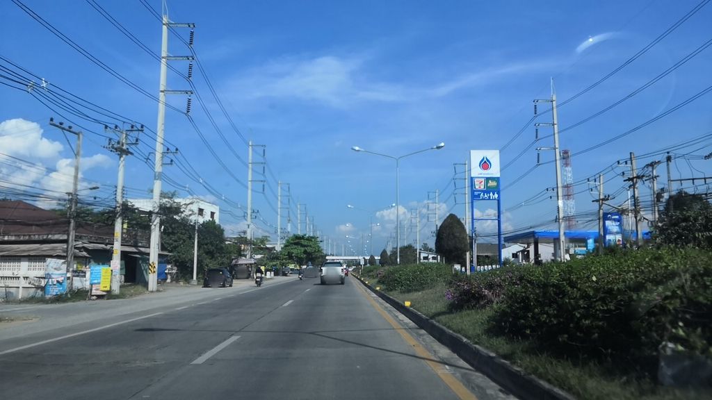 ภาพถนนตรงที่ ที่จอดรถ · ย่านสันทราย-แม่โจ้ ตั้งอยู่ ถ่ายโดย charlesano พ.ศ. 2561 (2018) · A street-level view of where Parking · San Sai & Maejo stands, by charlesano in 2561 (2018)