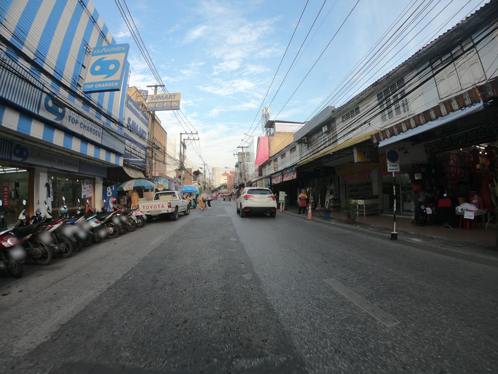 ภาพถนนตรงที่ แว่นท็อปเจริญ ตั้งอยู่ ถ่ายโดย chanuwath_grab พ.ศ. 2562 (2019) · A street-level view of where Top Charoen Optical stands, by chanuwath_grab in 2562 (2019)