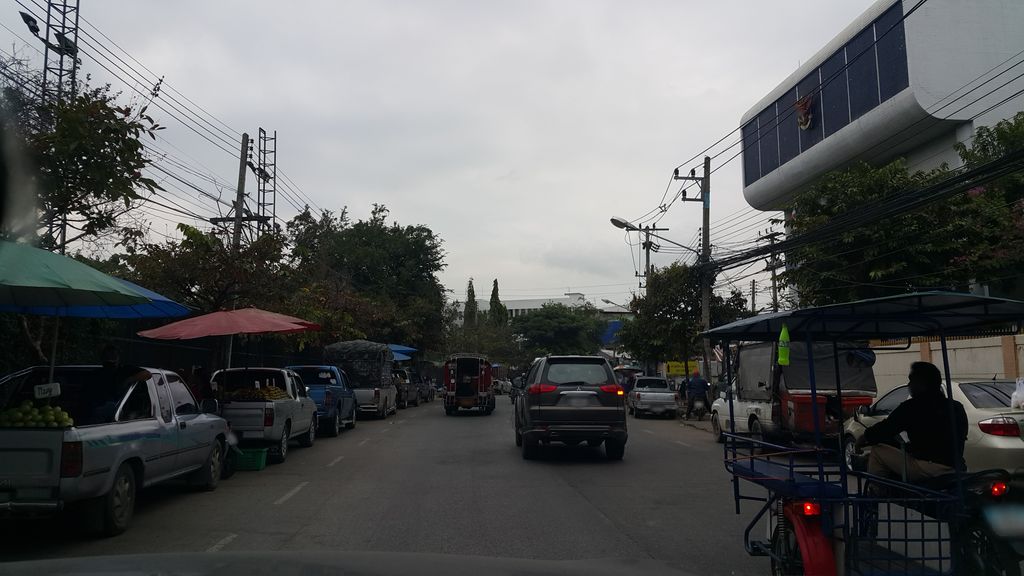 ภาพถนนตรงที่ ที่จอดรถ · นอกเวียง ทางตะวันออกเฉียงเหนือ ห่างคูเมือง 310 ม. ตั้งอยู่ ถ่ายโดย jrcarlsen พ.ศ. 2559 (2016) · A street-level view of where Parking · Outside the moat to the north-east, 310 m from the water stands, by jrcarlsen in 2559 (2016)