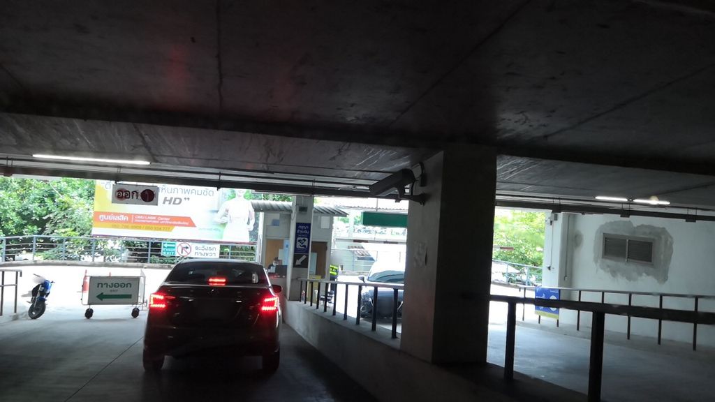 ภาพถนนตรงที่ อาคารจอดรถ สวนดอกพาร์ค ตั้งอยู่ ถ่ายโดย charlesano พ.ศ. 2561 (2018) · A street-level view of where Suandok Park stands, by charlesano in 2561 (2018)