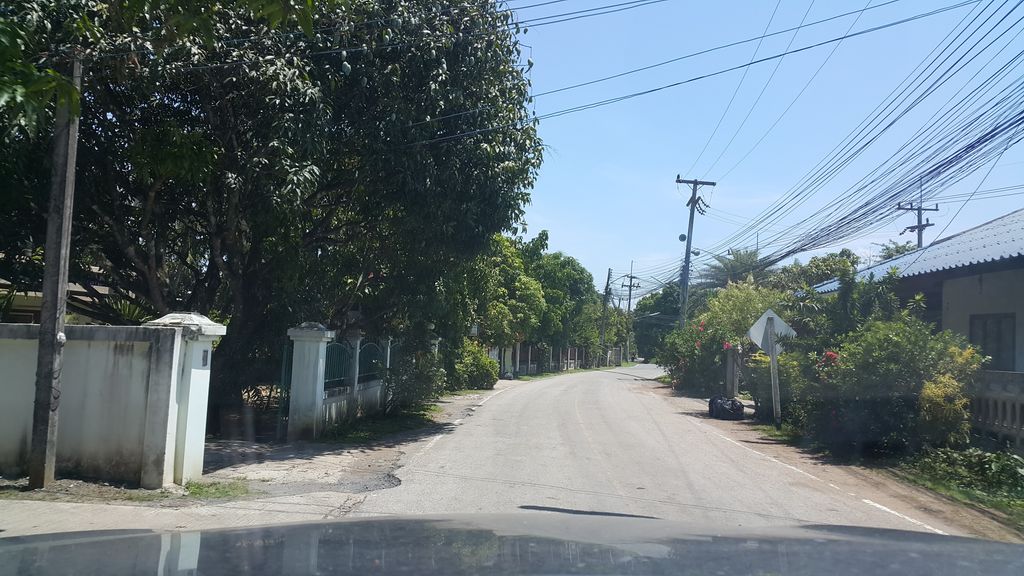 ภาพถนนตรงที่ เข้ามาเต๊อะไบด์ ตั้งอยู่ ถ่ายโดย jrcarlsen พ.ศ. 2561 (2018) · A street-level view of where เข้ามาเต๊อะไบด์ · Khao Matoe Bai stands, by jrcarlsen in 2561 (2018)