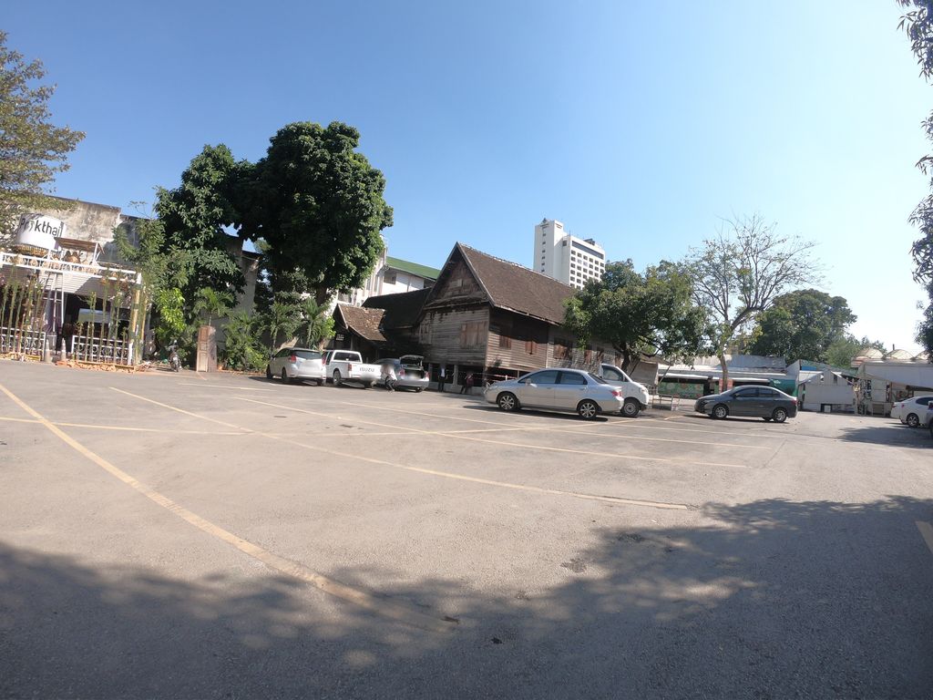 ภาพถนนตรงที่ ลานจอดรถ · ใกล้ประตูท่าแพ 860 ม. ตั้งอยู่ ถ่ายโดย chanuwath_grab พ.ศ. 2562 (2019) · A street-level view of where Car park · 860 m from Tha Phae Gate stands, by chanuwath_grab in 2562 (2019)
