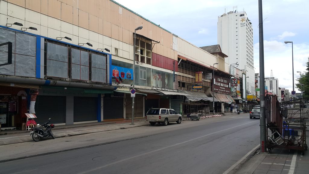 ภาพถนนตรงที่ Bata ตั้งอยู่ ถ่ายโดย jrcarlsen พ.ศ. 2560 (2017) · A street-level view of where Bata stands, by jrcarlsen in 2560 (2017)