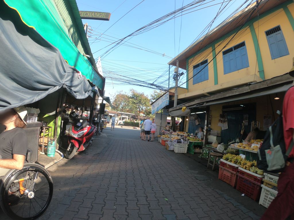 ภาพถนนตรงที่ แว่นท็อปเจริญ ตั้งอยู่ ถ่ายโดย chanuwath_grab พ.ศ. 2562 (2019) · A street-level view of where Top Charoen Optical stands, by chanuwath_grab in 2562 (2019)