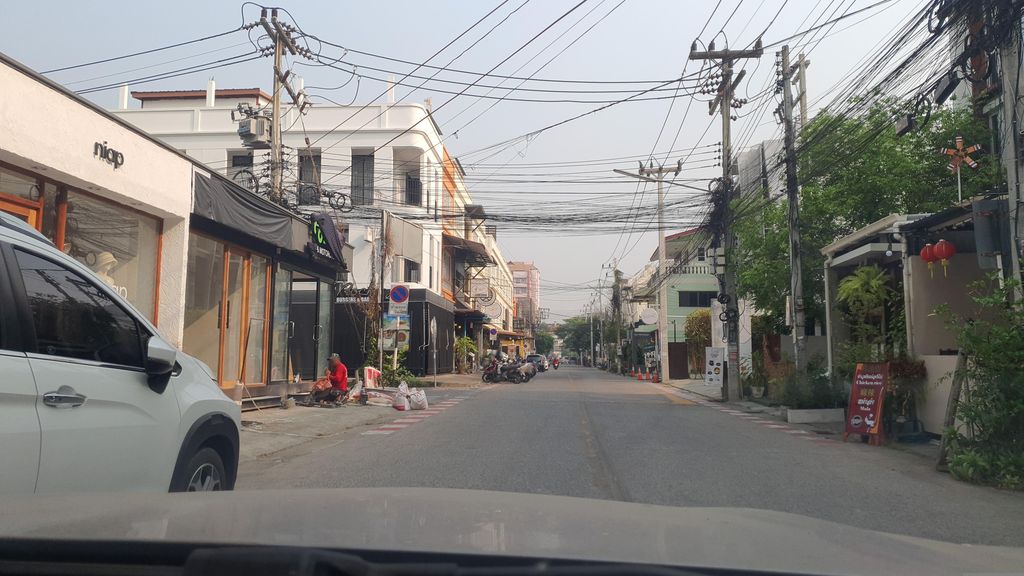 ภาพถนนตรงที่ ลานจอดรถ · นอกเวียง ทางตะวันตกเฉียงเหนือ ห่างคูเมือง 1.2 กม. ตั้งอยู่ ถ่ายโดย jrcarlsen พ.ศ. 2566 (2023) · A street-level view of where Car park · Outside the moat to the north-west, 1.2 km from the water stands, by jrcarlsen in 2566 (2023)