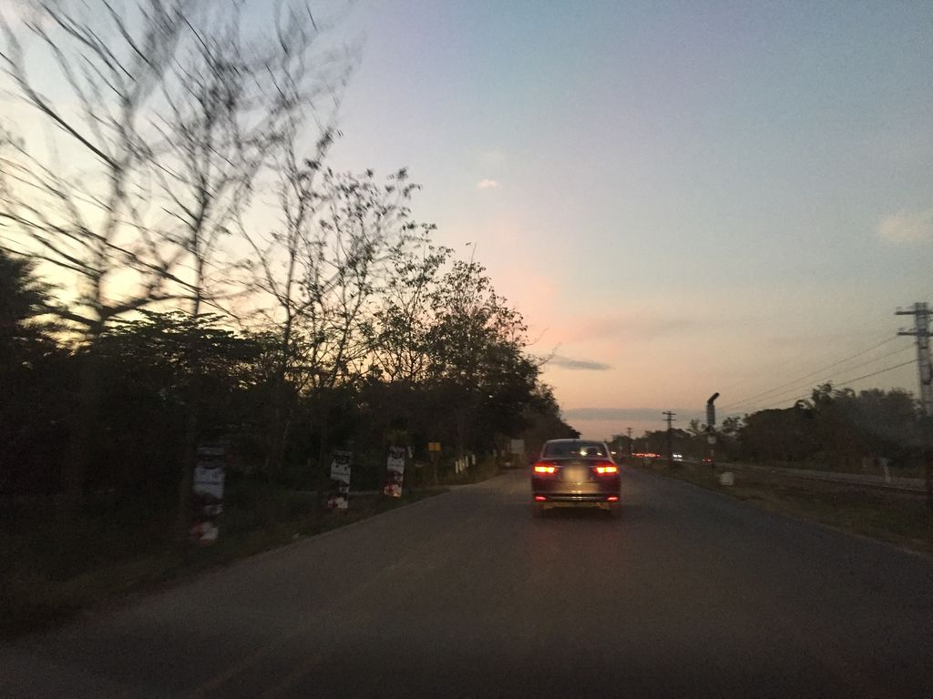 ภาพถนนตรงที่ ที่จอดรถ · ย่านสันกำแพง ตั้งอยู่ ถ่ายโดย kyoko พ.ศ. 2562 (2019) · A street-level view of where Parking · San Kamphaeng stands, by kyoko in 2562 (2019)