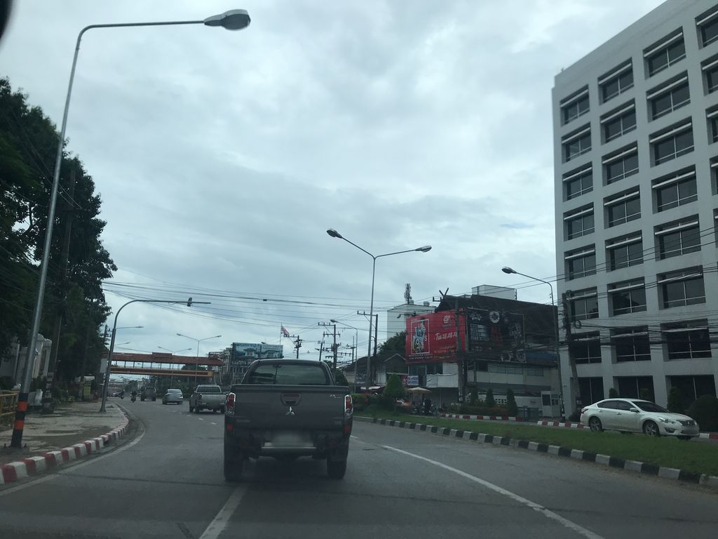 ภาพถนนตรงที่ ที่จอดรถ · ใกล้ประตูแสนปุง 400 ม. ตั้งอยู่ ถ่ายโดย prasert พ.ศ. 2561 (2018) · A street-level view of where Parking · 400 m from Saen Pung Gate stands, by prasert in 2561 (2018)