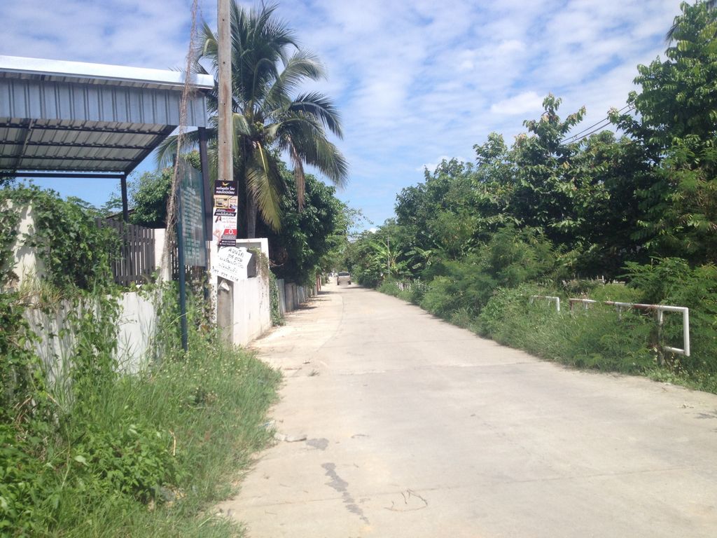 ภาพถนนตรงที่ Mix Motor Bike Shop ตั้งอยู่ ถ่ายโดย jimwatana พ.ศ. 2558 (2015) · A street-level view of where Mix Motor Bike Shop stands, by jimwatana in 2558 (2015)