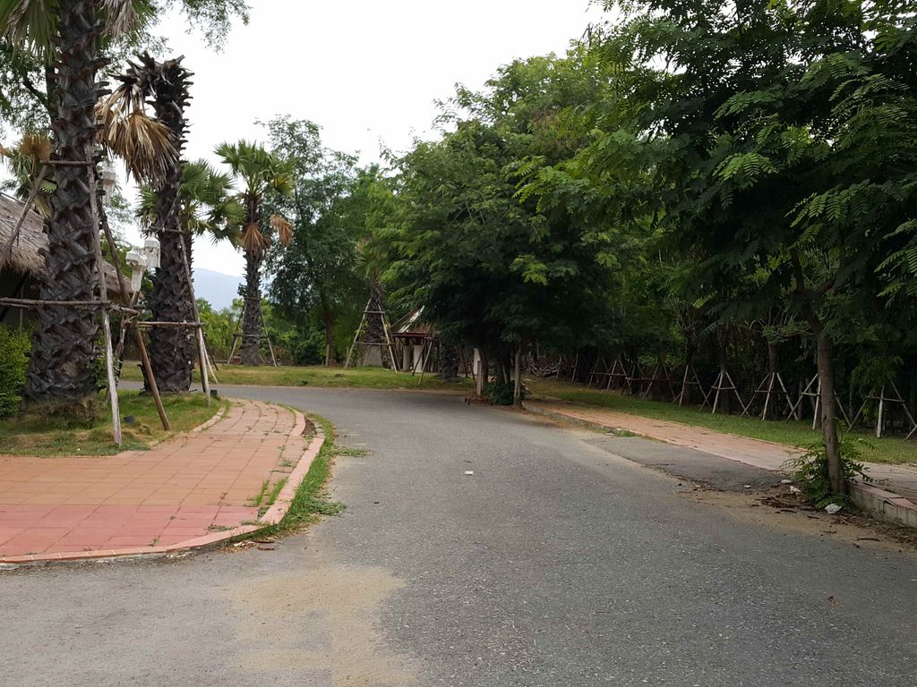 ภาพถนนตรงที่ ที่จอดริมถนน · ย่านหนองหอย-มหิดล ตั้งอยู่ ถ่ายโดย jrcarlsen พ.ศ. 2558 (2015) · A street-level view of where Street-side parking · Nong Hoi & the Mahidol road stands, by jrcarlsen in 2558 (2015)
