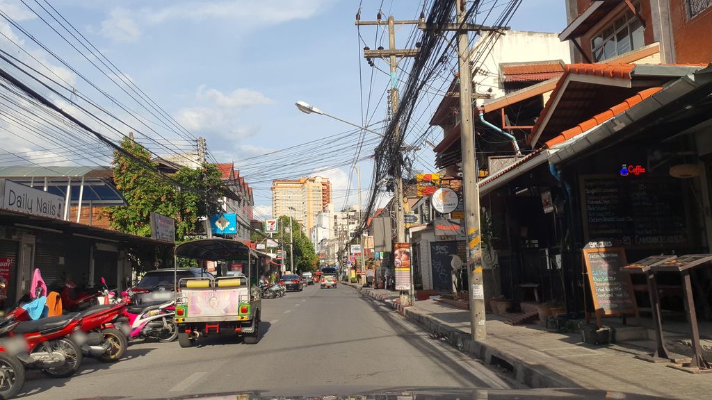 ภาพถนนตรงที่ Ray ตั้งอยู่ ถ่ายโดย jrcarlsen พ.ศ. 2565 (2022) · A street-level view of where Ray stands, by jrcarlsen in 2565 (2022)