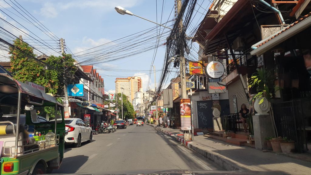 ภาพถนนตรงที่ Yeti Antiques & Treasures ตั้งอยู่ ถ่ายโดย jrcarlsen พ.ศ. 2565 (2022) · A street-level view of where Yeti Antiques & Treasures stands, by jrcarlsen in 2565 (2022)