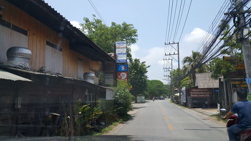 ภาพถนนตรงที่ Tium Moto Work ตั้งอยู่ ถ่ายโดย jrcarlsen พ.ศ. 2559 (2016) · A street-level view of where Tium Moto Work stands, by jrcarlsen in 2559 (2016)