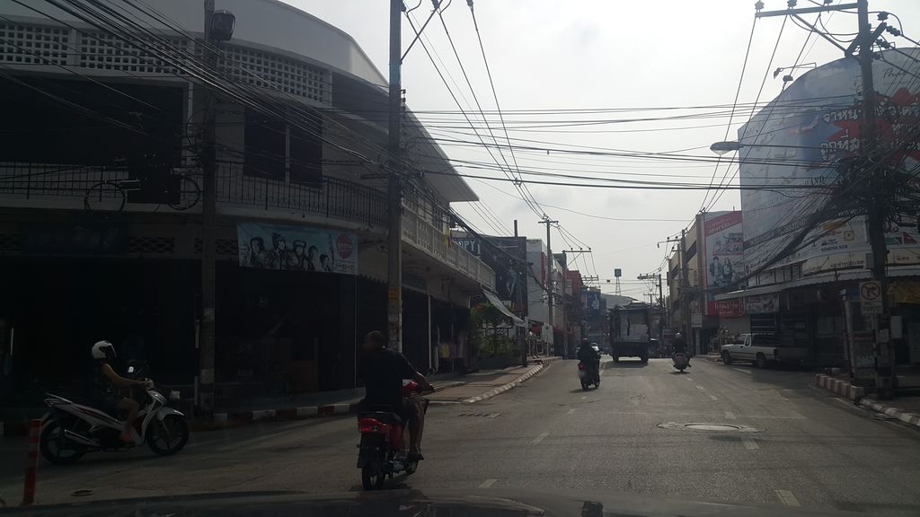 ภาพถนนตรงที่ Sompong Charoen Yon ตั้งอยู่ ถ่ายโดย jrcarlsen พ.ศ. 2559 (2016) · A street-level view of where Sompong Charoen Yon stands, by jrcarlsen in 2559 (2016)