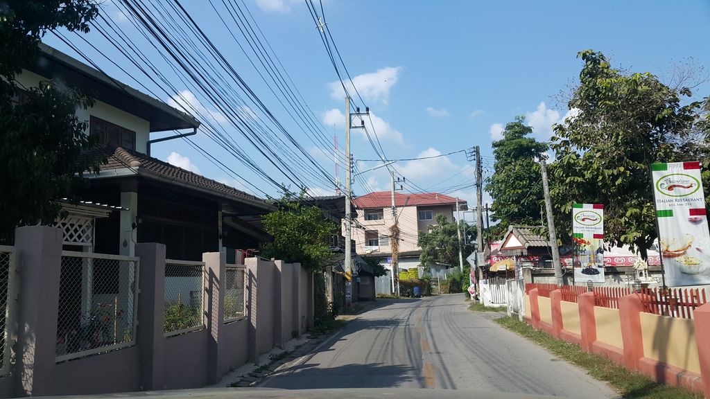 ภาพถนนตรงที่ ที่จอดรถ · นอกเวียง ทางตะวันออก ห่างคูเมือง 1.0 กม. ตั้งอยู่ ถ่ายโดย jrcarlsen พ.ศ. 2559 (2016) · A street-level view of where Parking · Outside the moat to the east, 1.0 km from the water stands, by jrcarlsen in 2559 (2016)