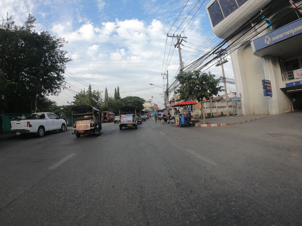 ภาพถนนตรงที่ ที่จอดรถใต้ดิน · นอกเวียง ทางตะวันออกเฉียงเหนือ ห่างคูเมือง 360 ม. ตั้งอยู่ ถ่ายโดย chanuwath_grab พ.ศ. 2562 (2019) · A street-level view of where Underground car park · Outside the moat to the north-east, 360 m from the water stands, by chanuwath_grab in 2562 (2019)