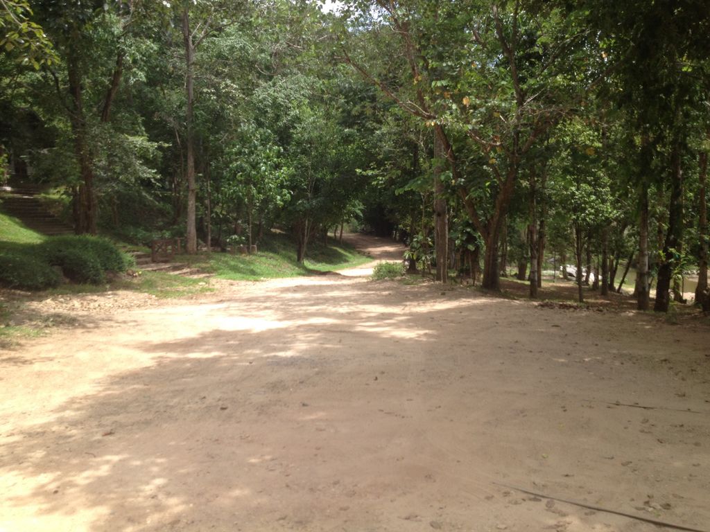 ภาพถนนตรงที่ ที่จอดรถ · ย่านจอมทอง-ฮอด-ดอยหล่อ ตั้งอยู่ ถ่ายโดย jimwatana พ.ศ. 2558 (2015) · A street-level view of where Parking · Chom Thong, Hot & Doi Lo stands, by jimwatana in 2558 (2015)