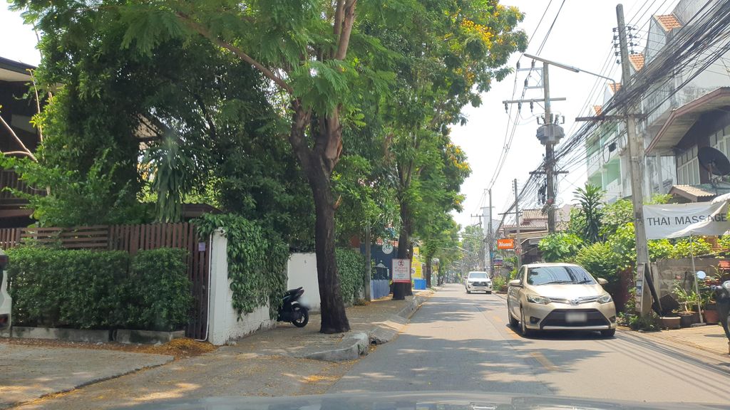 ภาพถนนตรงที่ Bicycle Rent ตั้งอยู่ ถ่ายโดย jrcarlsen พ.ศ. 2565 (2022) · A street-level view of where Bicycle Rent stands, by jrcarlsen in 2565 (2022)